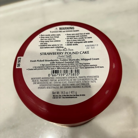 White barn strawberry pound cake candle - Picture 4 of 4